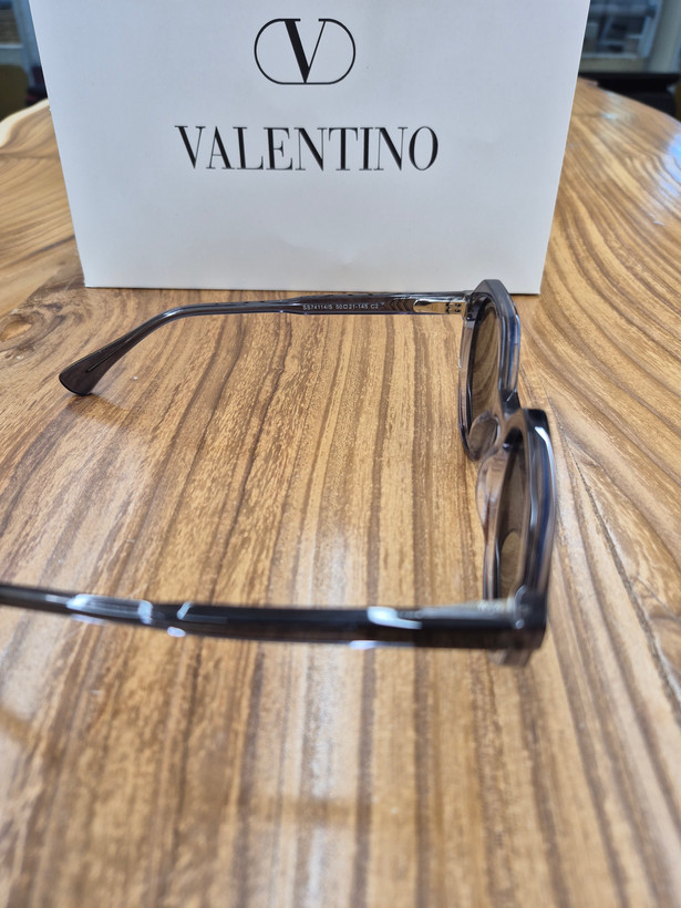عینک آفتابی گرد کائوچو طراحی 2026 برند والنتینو valentino